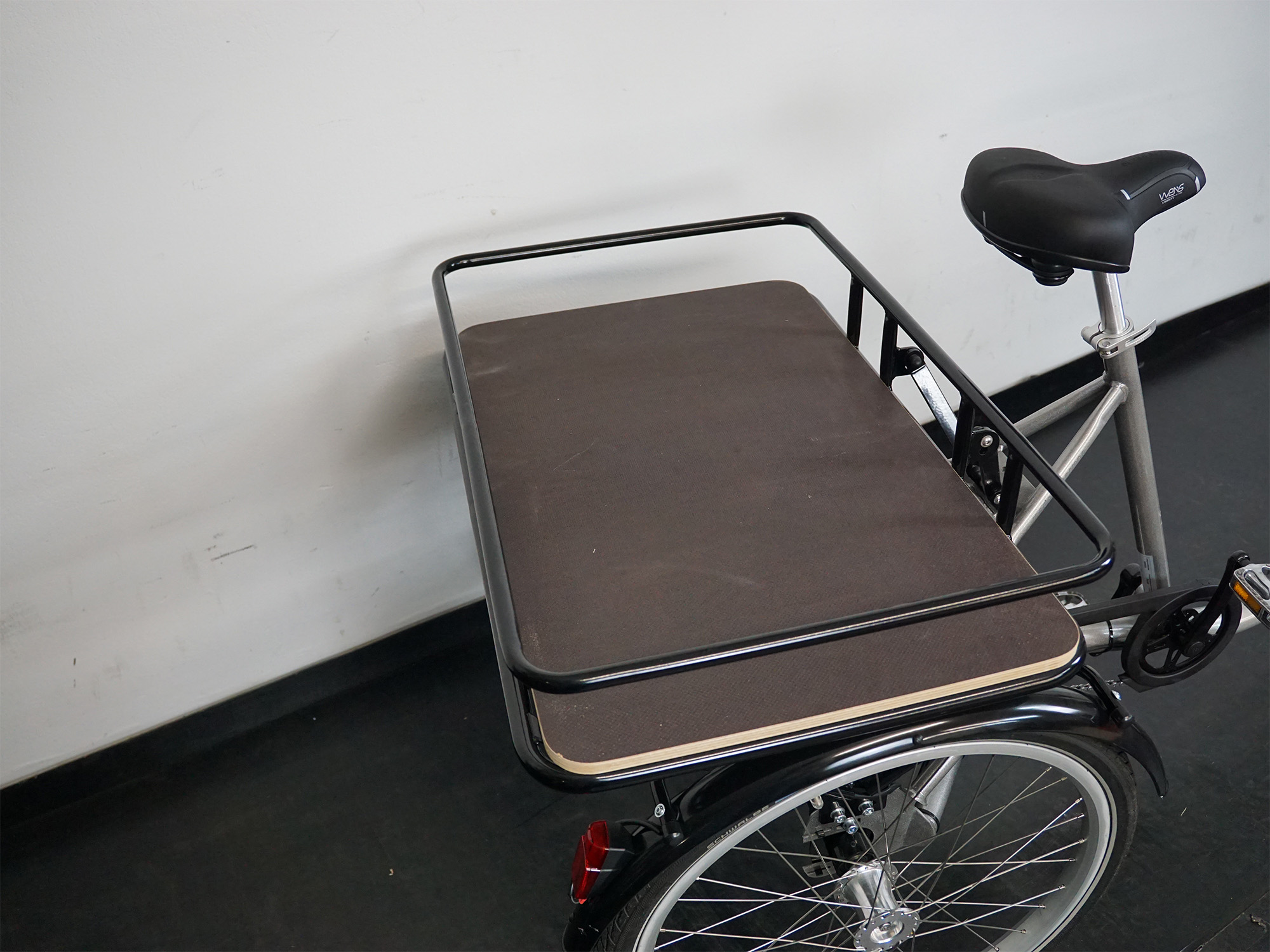 Dreirad Thasos ziwschen zwei Hinterräder ein Lastenträger