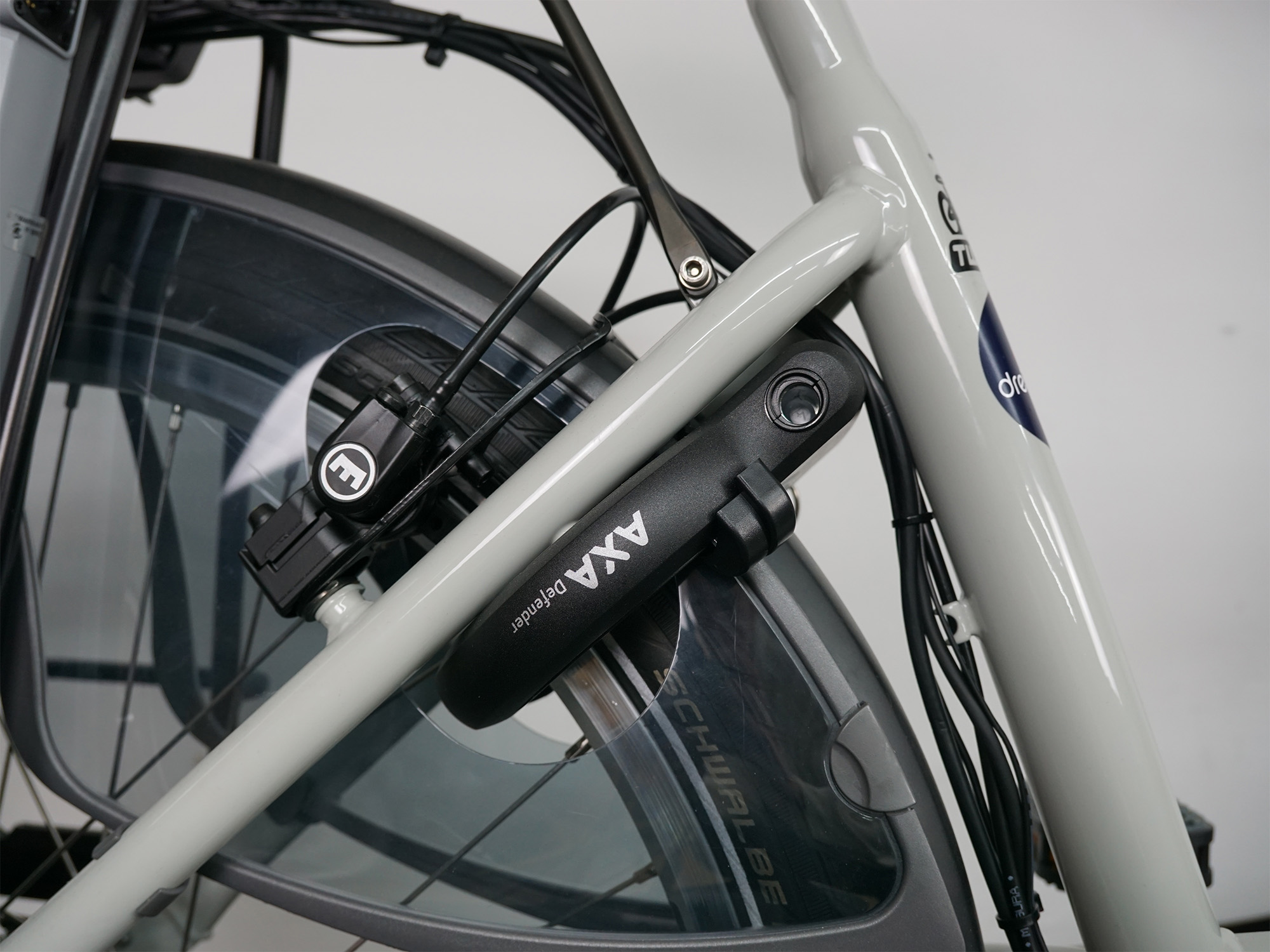 Van Raam-E-Bike mit AXA-Rahmenschloss, Schutzblech, Nabenschaltung und Schwalbe-Hinterradreifen