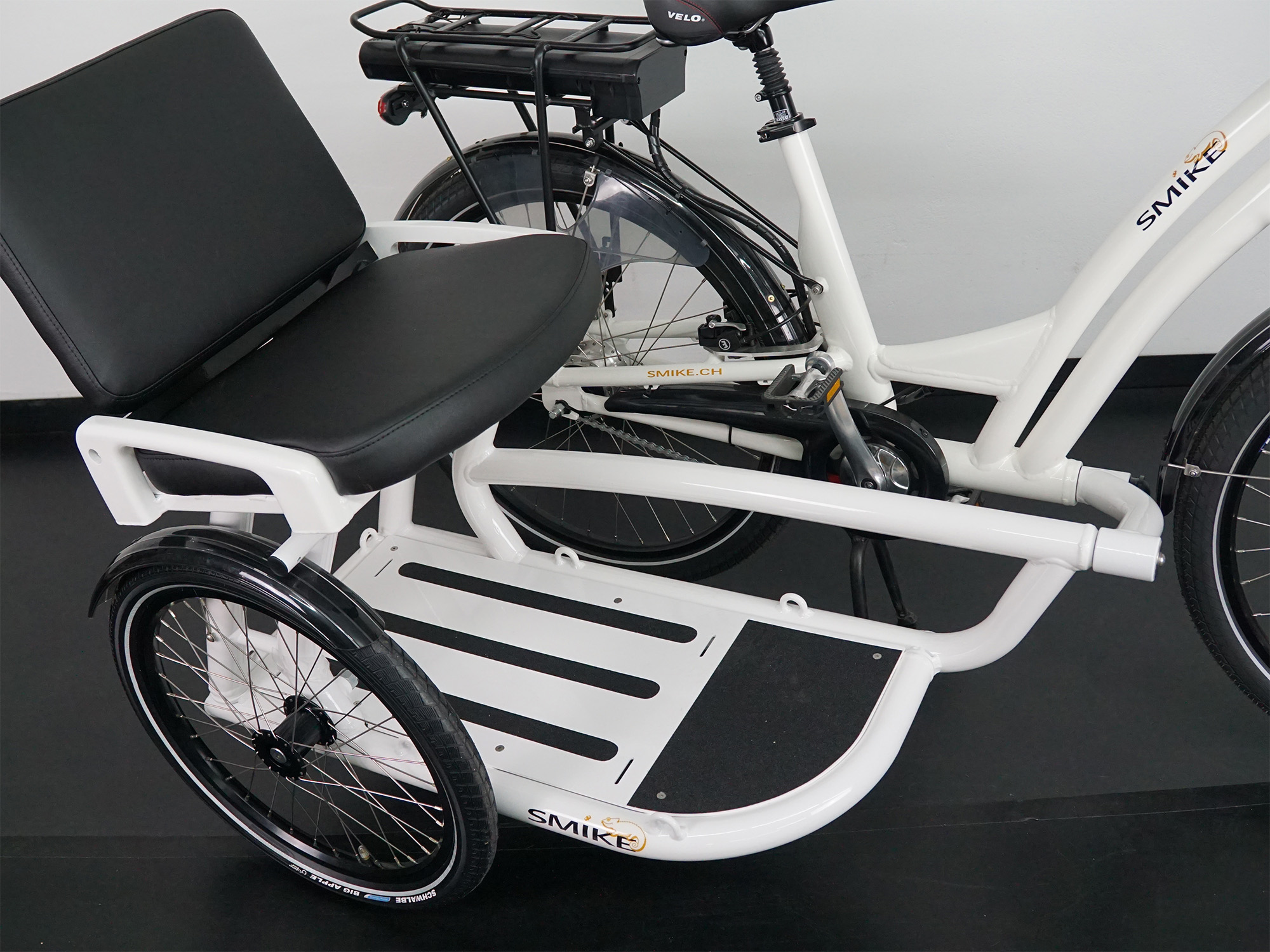 Smike-Lastenrad mit Beifahrersitzbank, Rückenlehne und stabiler Ladefläche über zwei Vorderrädern