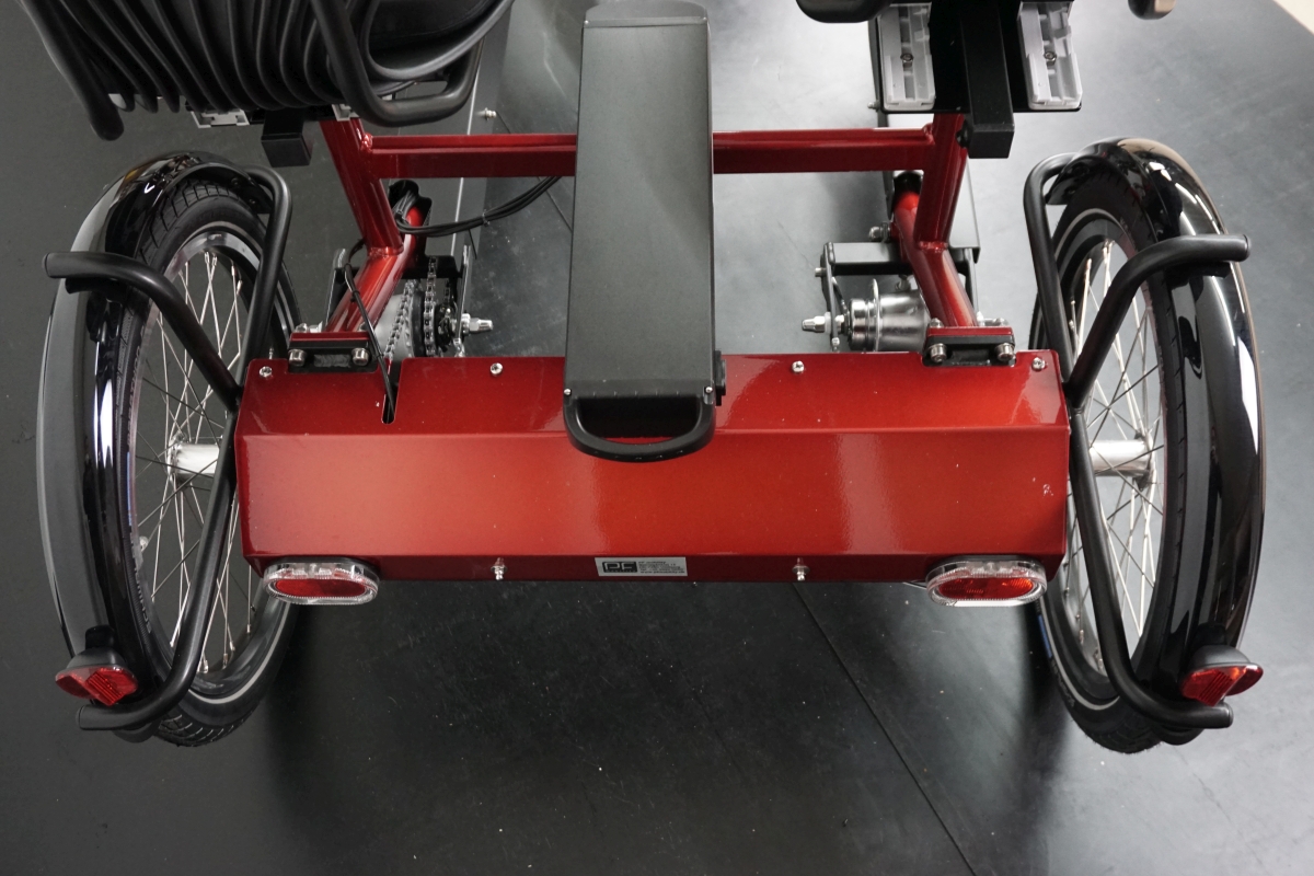 Rückansicht eines roten Parallel-Tandems mit zwei Hinterrädern, Rücklichtern und Trittfläche