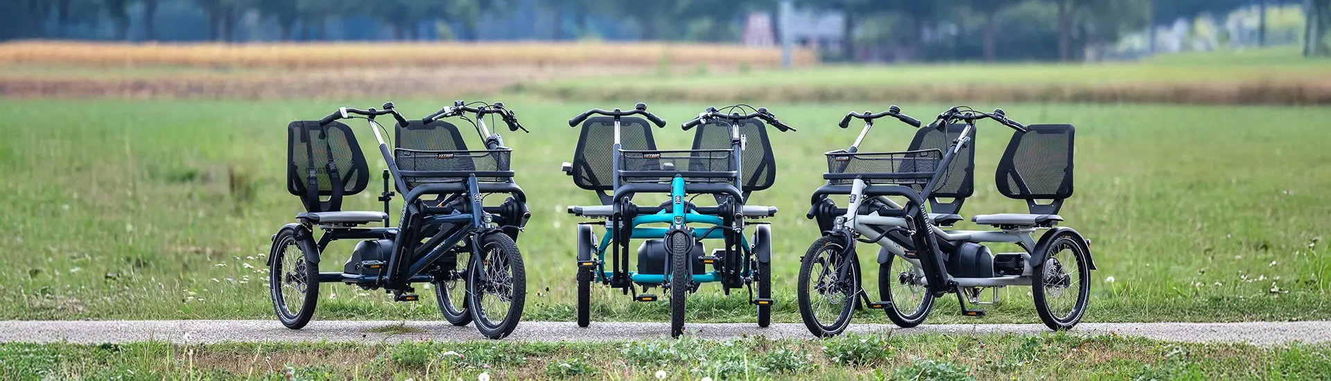 Drei Paralleltandems stehen nebeneinander auf einem Weg