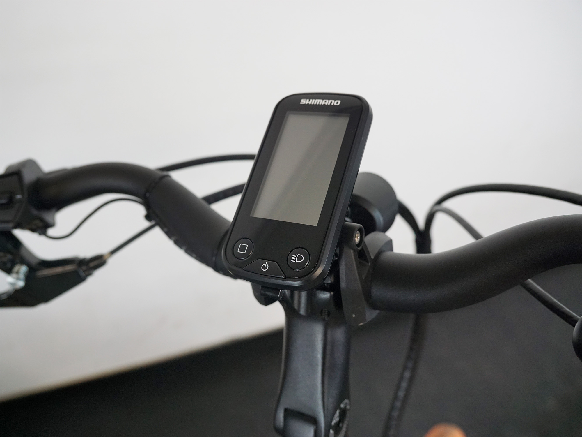 Zentral montiertes SHIMANO E-Bike-Display – gut ablesbar und ideal in den Lenker integriert.