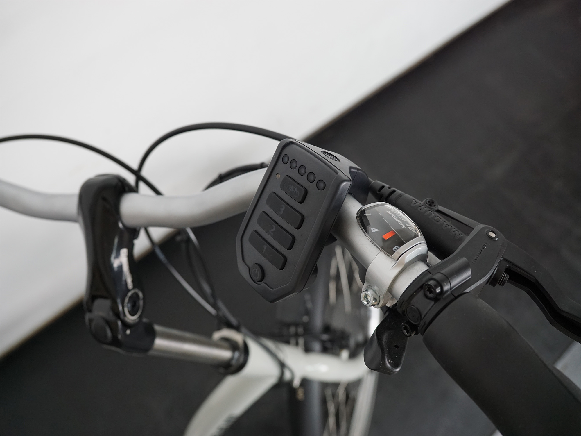 Lenker mit Bedieneinheit für E-Bike-Antrieb, LED-Anzeige, Bremshebel und Gangwahlschalter