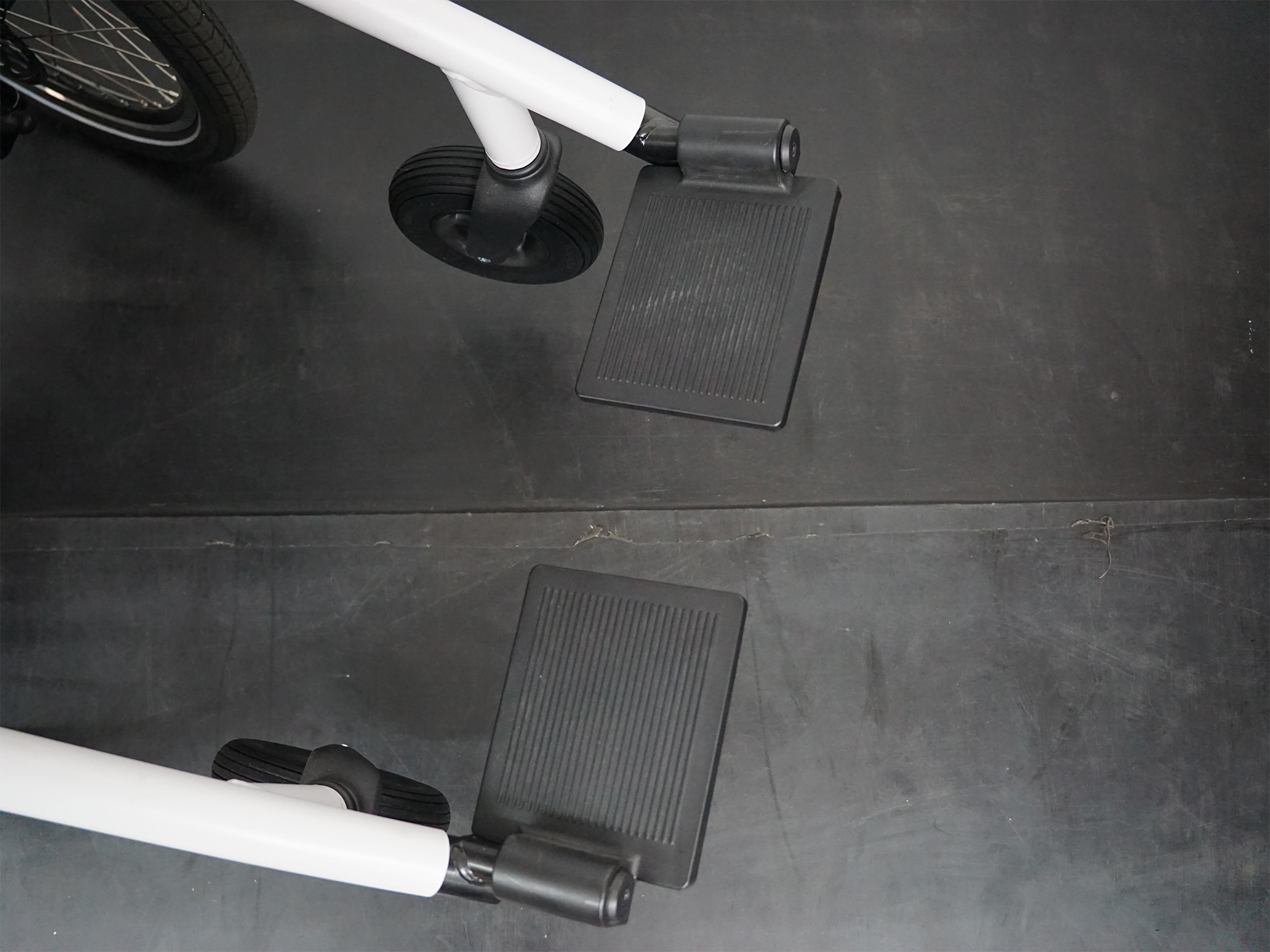 Fußstützen eines Therapierads mit rutschfestem Belag