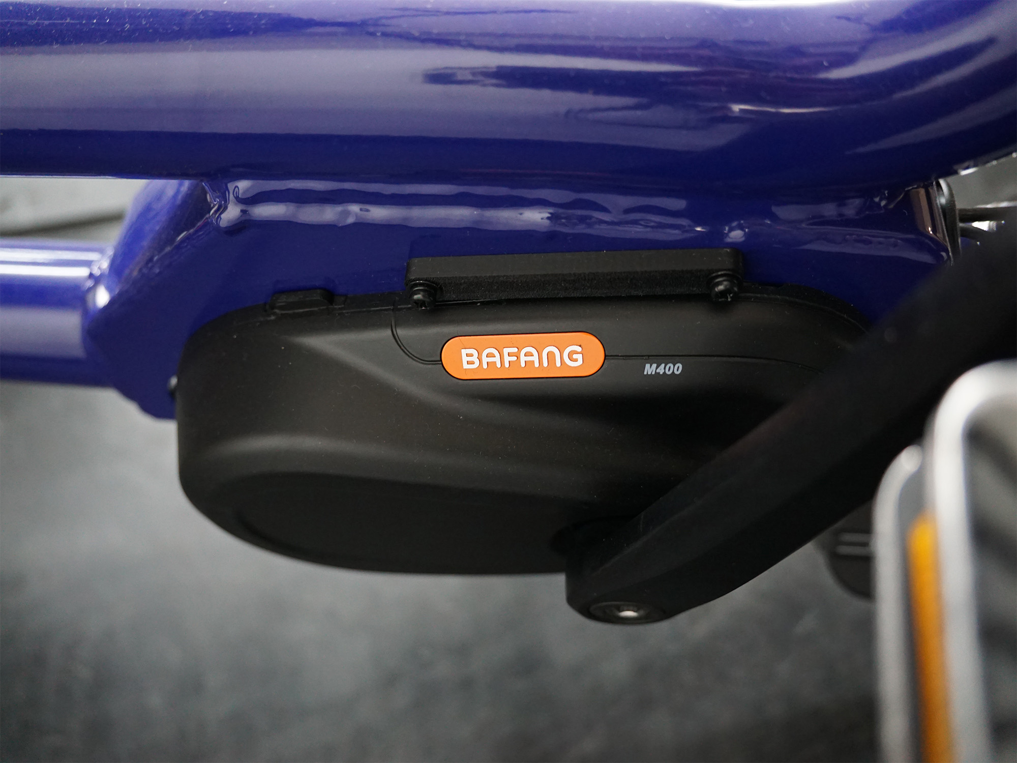 Detailaufnahme eines Bafang M400-Motors an einem blauen Therapierad