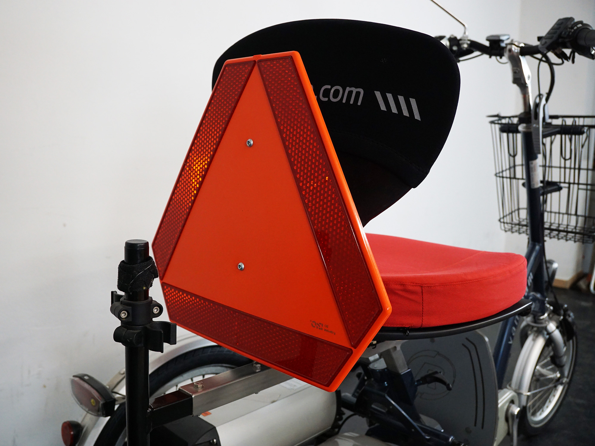 Warnschild an der Rückseite der Rückenlehne