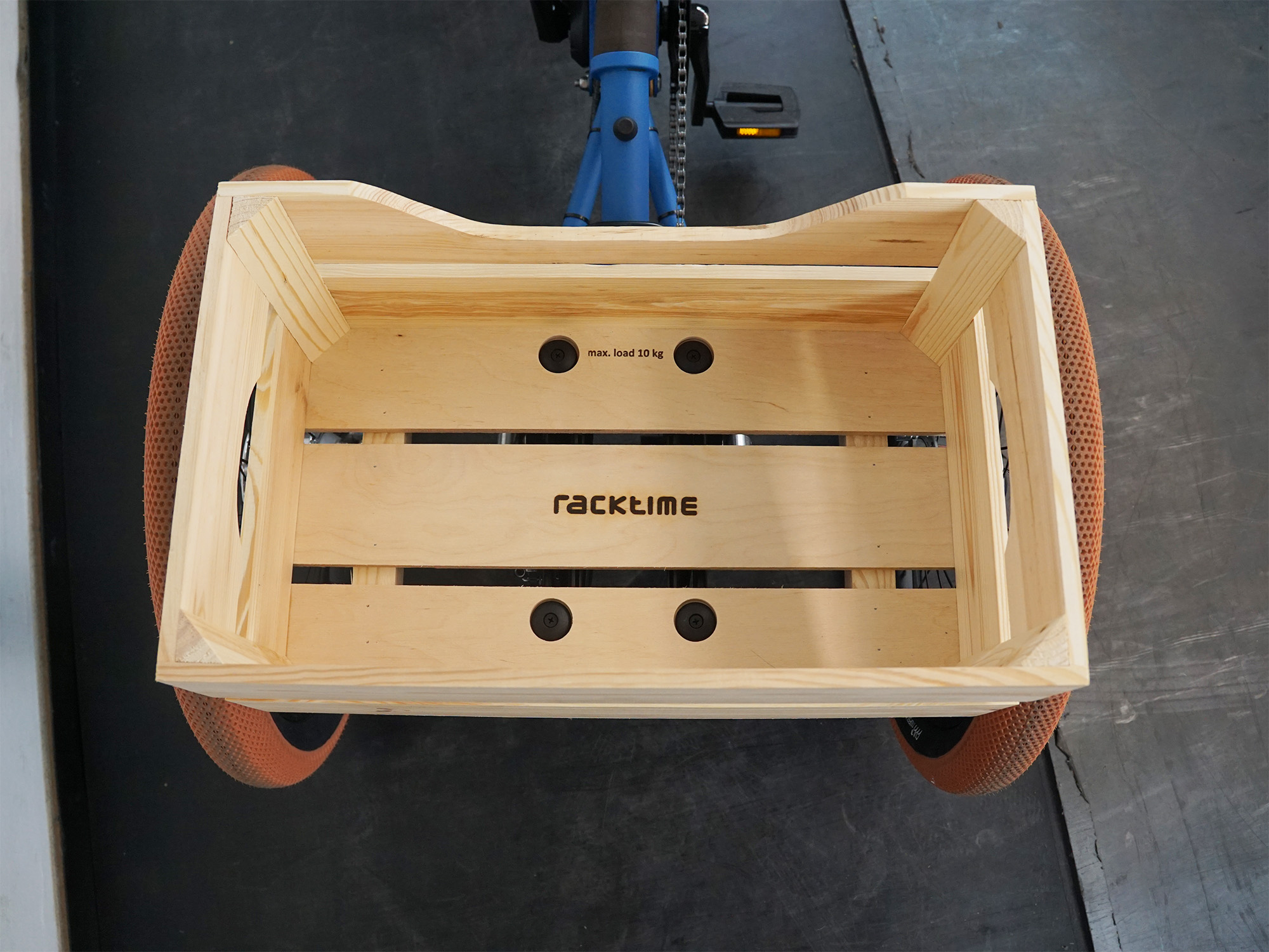 Holz Korb zwischen zwei Rädern