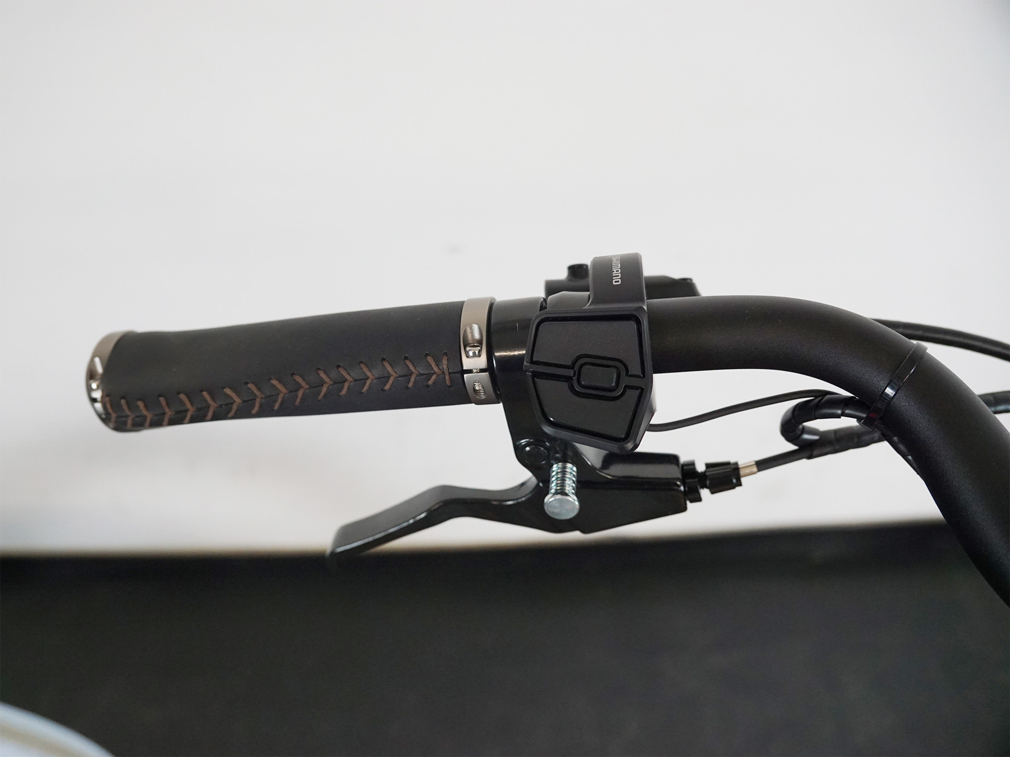 Ergonomischer Ledergriff mit Bedieneinheit und Bremshebel – komfortabel und funktional am Lenker