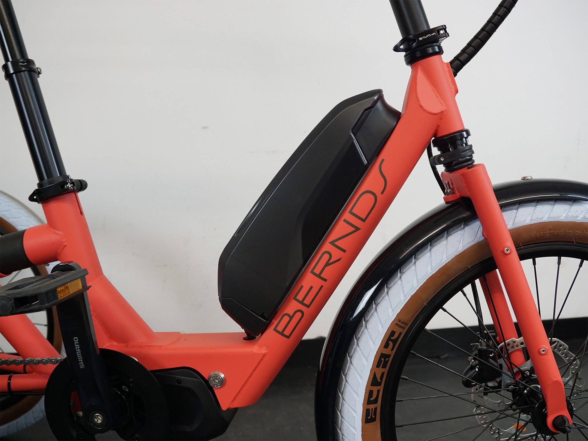 Seitlich montierter Akku am BERNDES E-Bike – integriert im Rahmendesign, leicht entnehmbar.