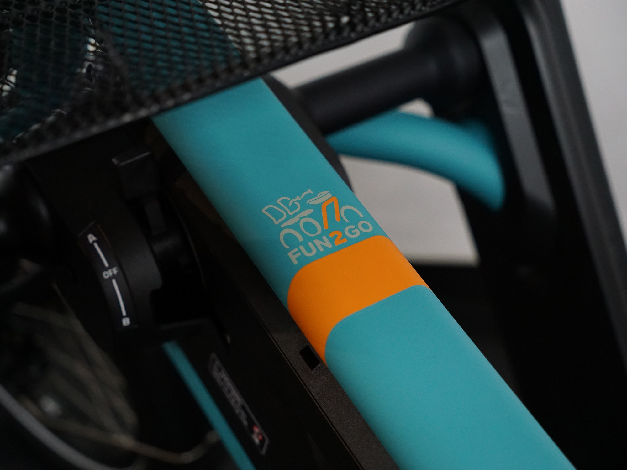 FUN2GO-Tandemrads von Van Raam mit Korbhalterung und Rahmenschriftzug.