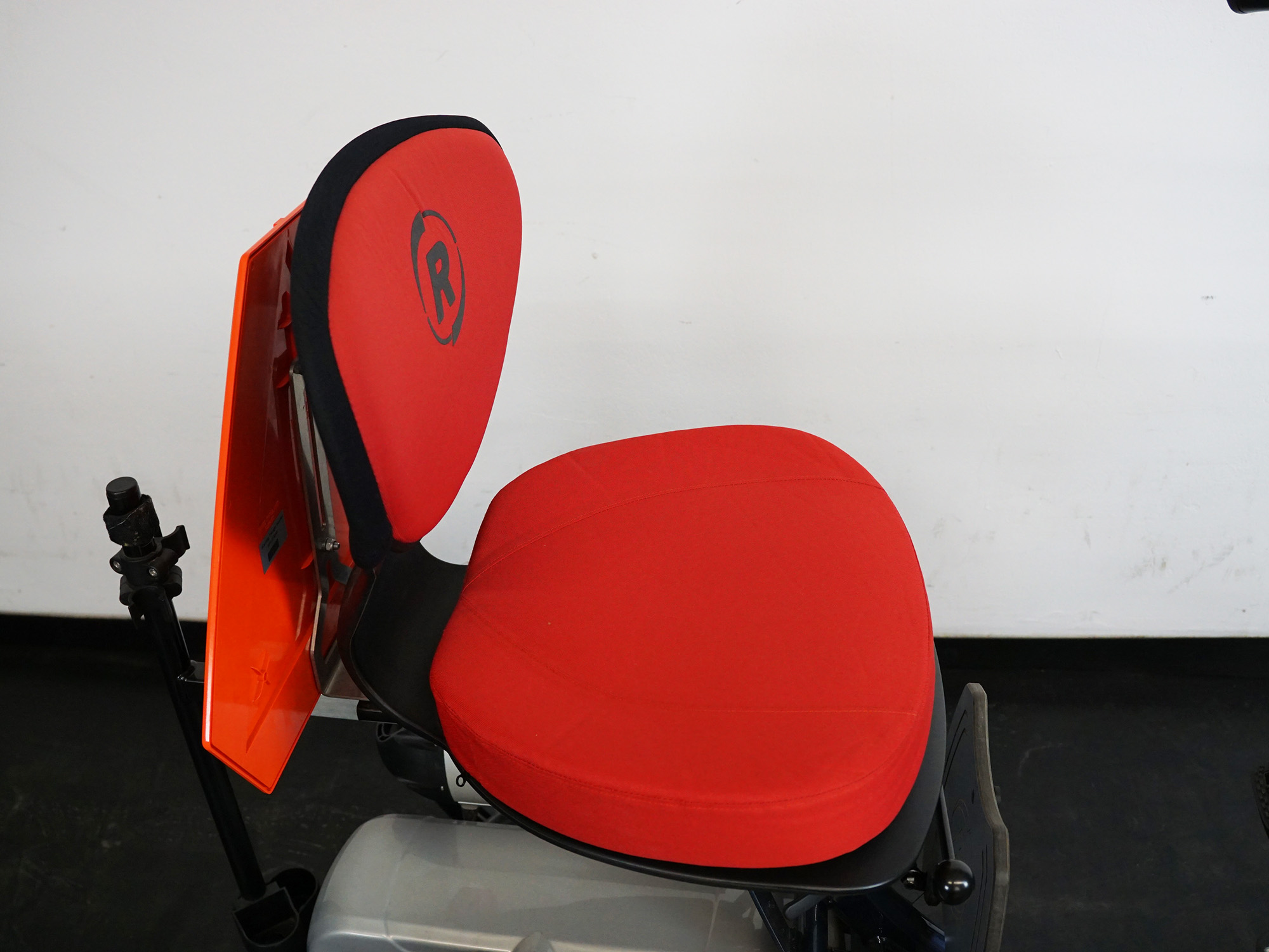 Sitz mit Polsterung und Lehne