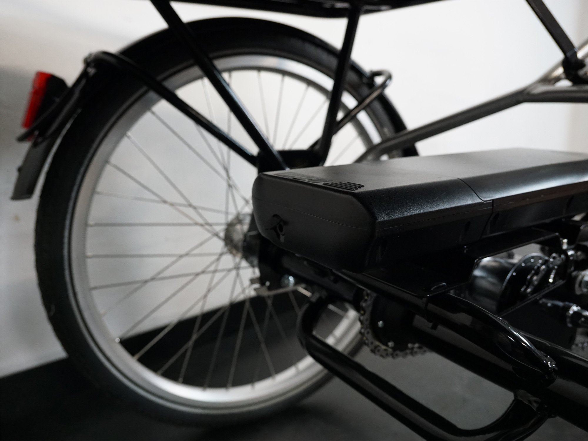 Dreirad zwischen zwei Hinterräder sitzt der Akku