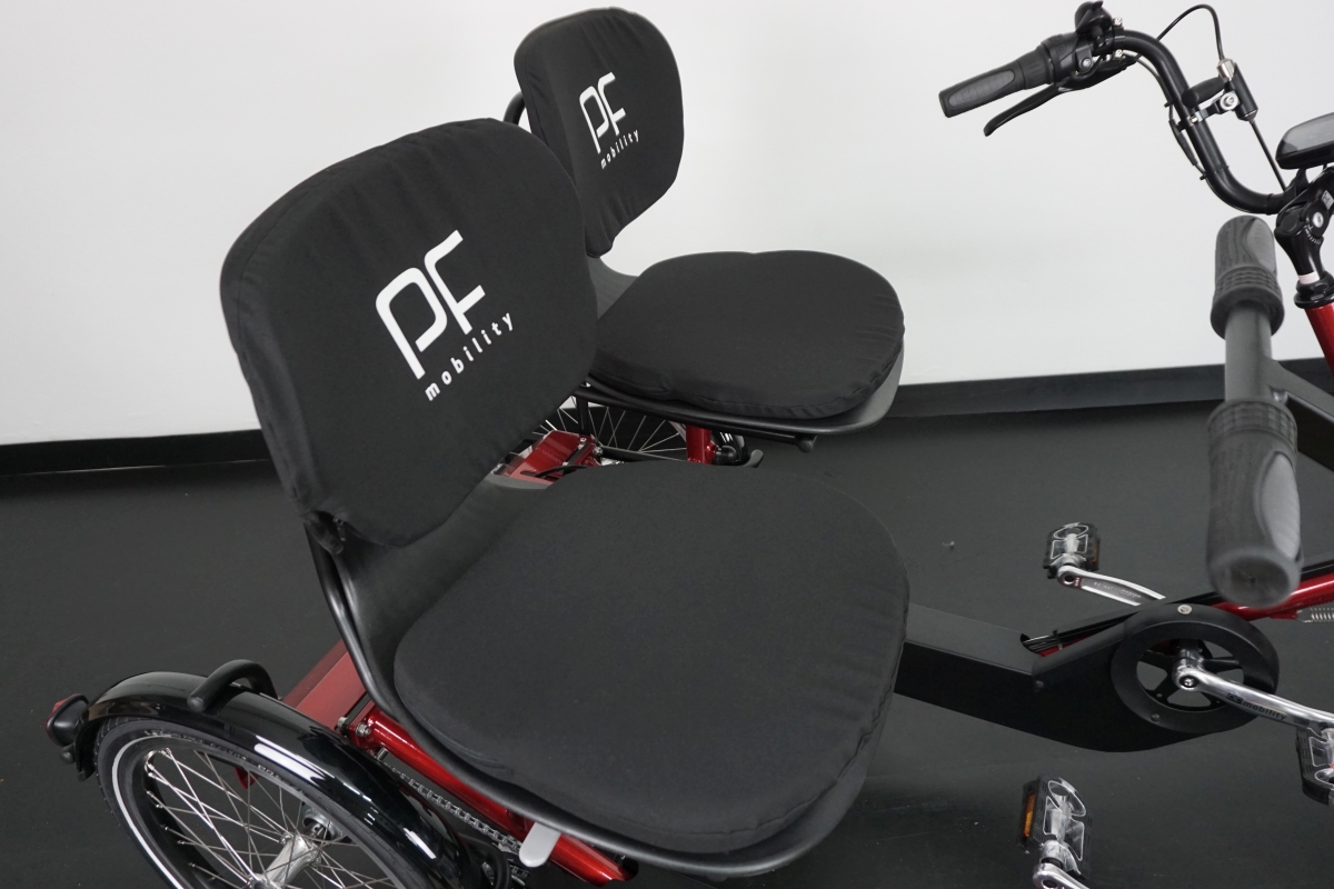 Zwei gepolsterte Sitze mit Rückenlehnen auf einem PF mobility-Tandemrad mit seitlichem Lenker.
