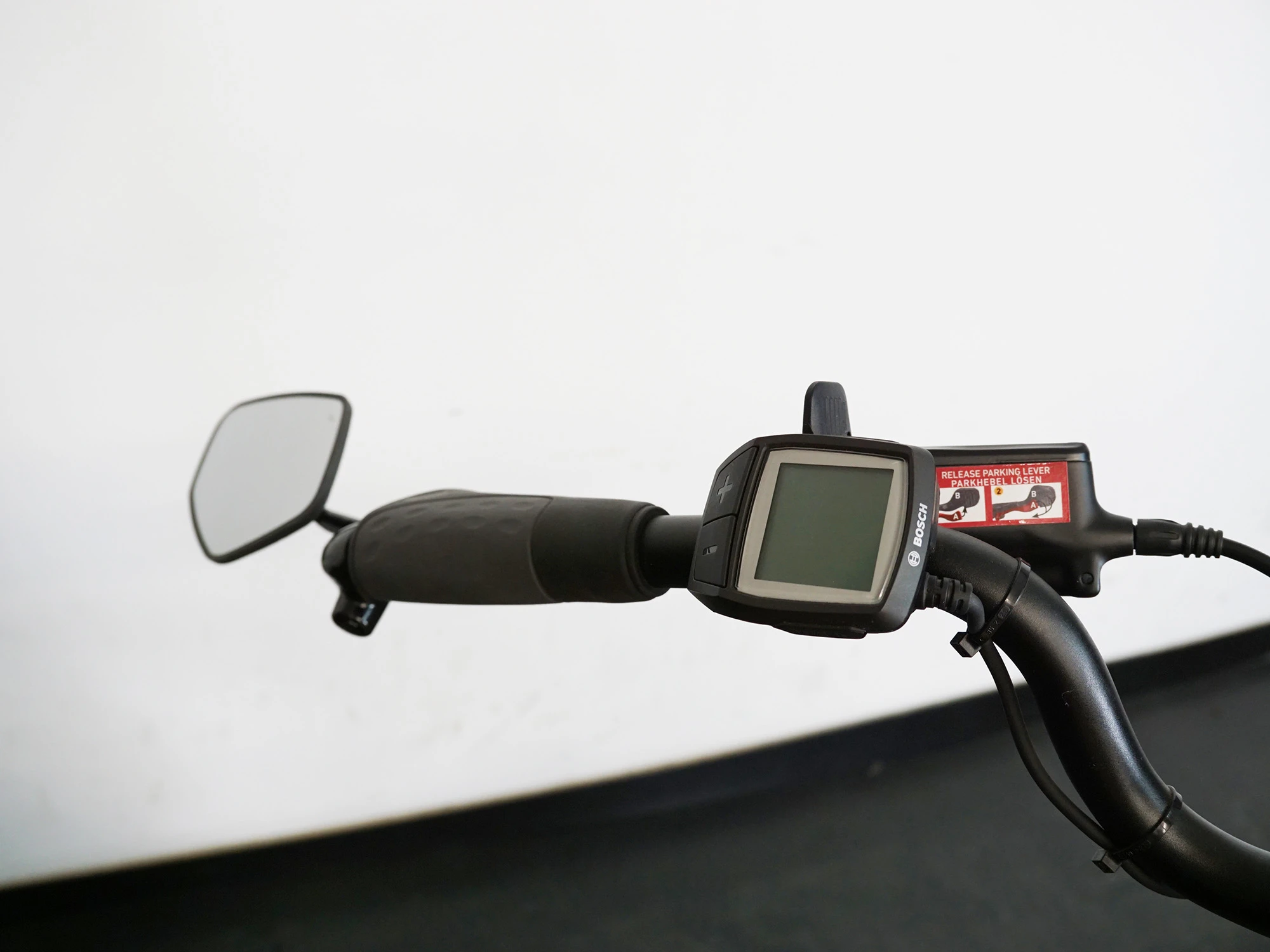 Lenkrad mit Display und Rückspiegel links