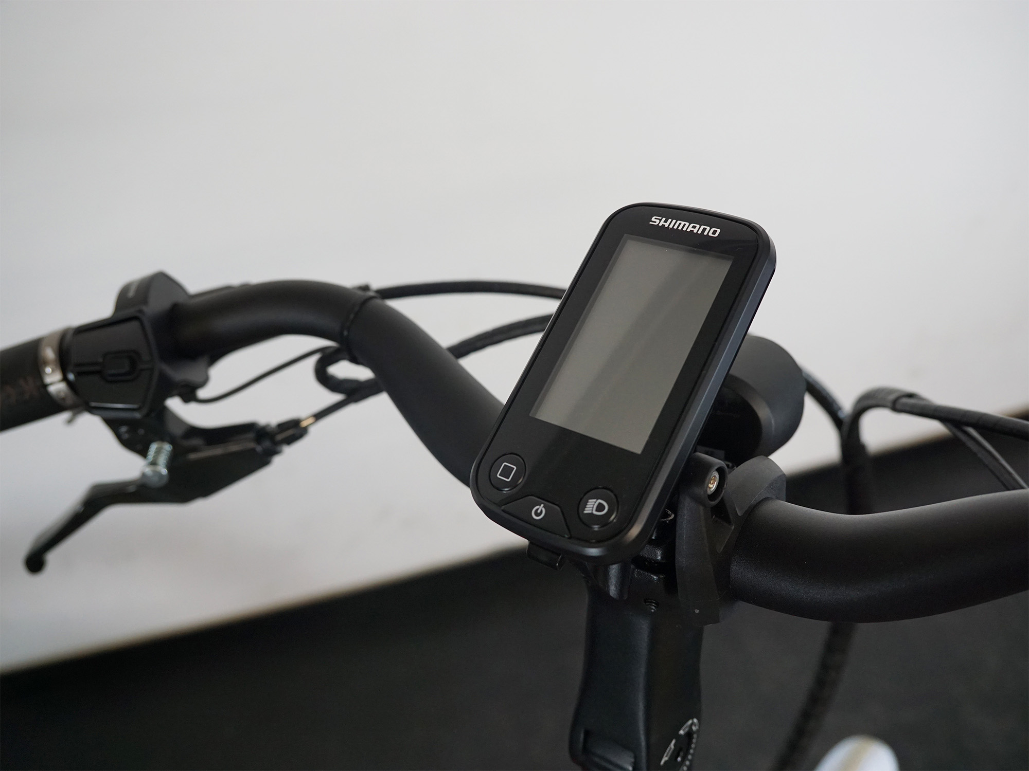Zentral montiertes SHIMANO E-Bike-Display – gut ablesbar und ideal in den Lenker integriert.
