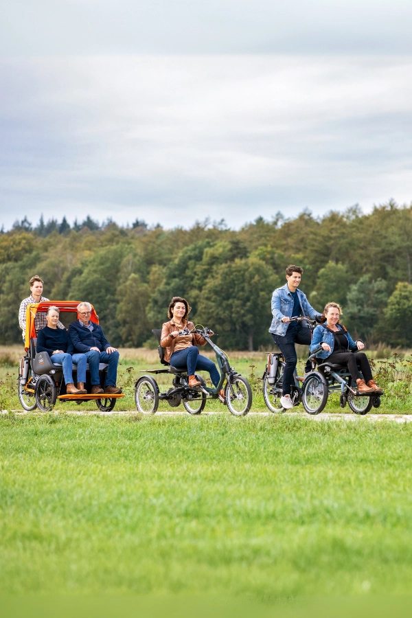 verschiedene-spezialraeder-fahren-auf-landstraße
