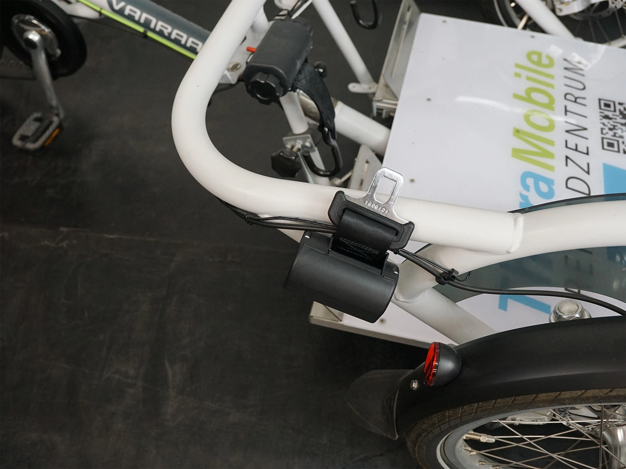 Velo Plus Rollstuhlfahrrad Anschnallgurt für Rollstuhlfahrrad