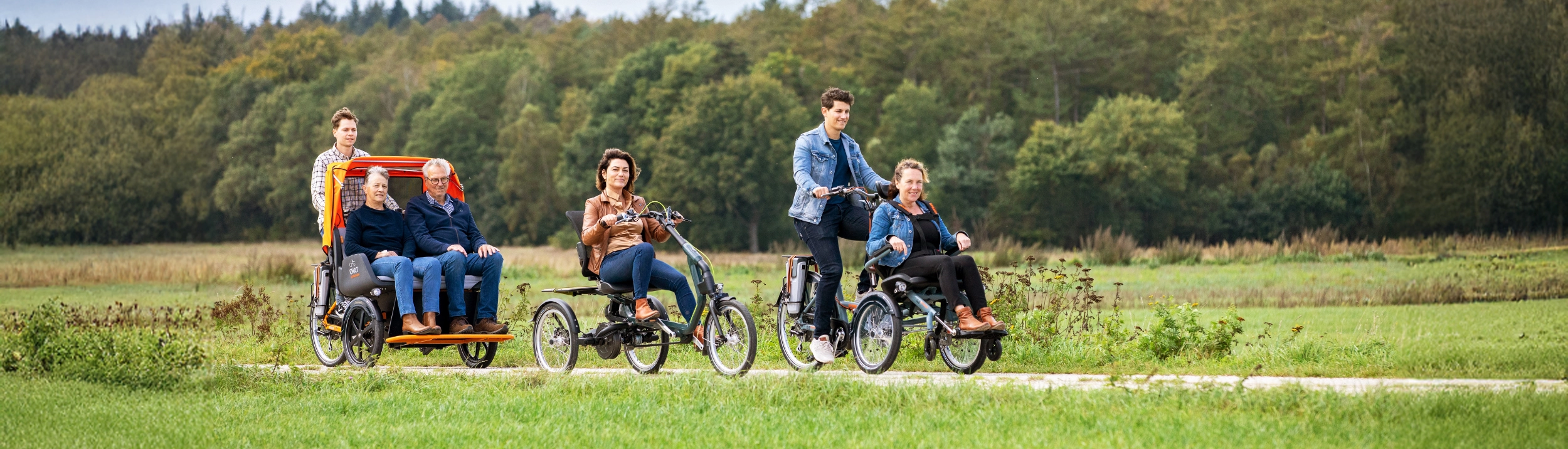 Verschiedene Spezialräder fahren hintereinander auf einem Weg
