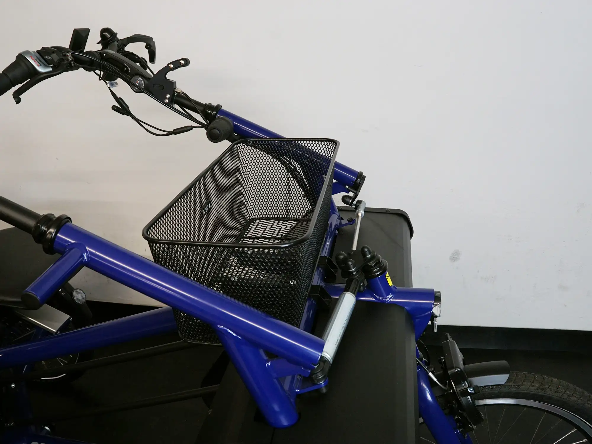 Fahrrad mit Frontkorb in schwarz