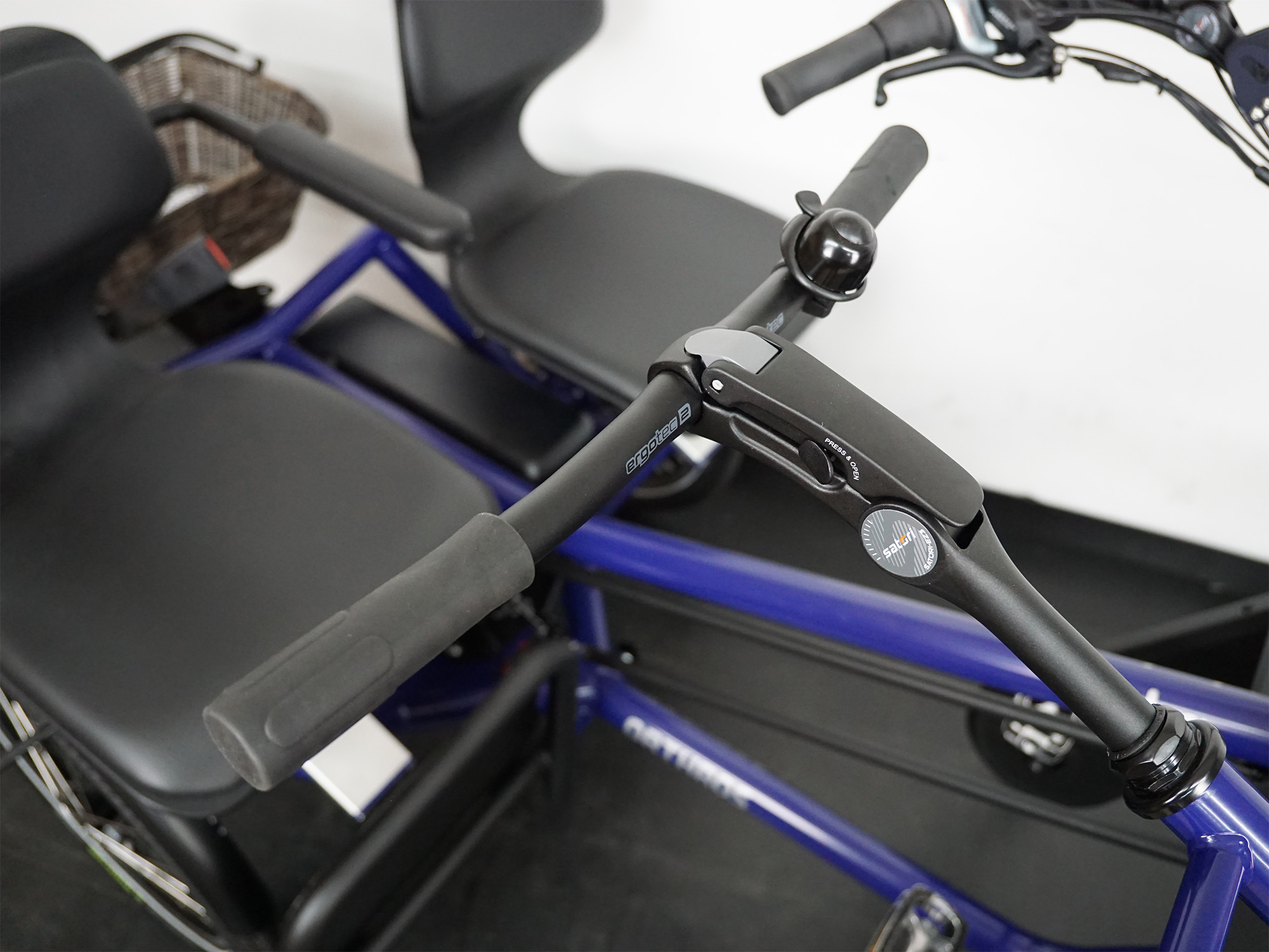 zwei Lenker mit ergonomischem Griff und Klingel