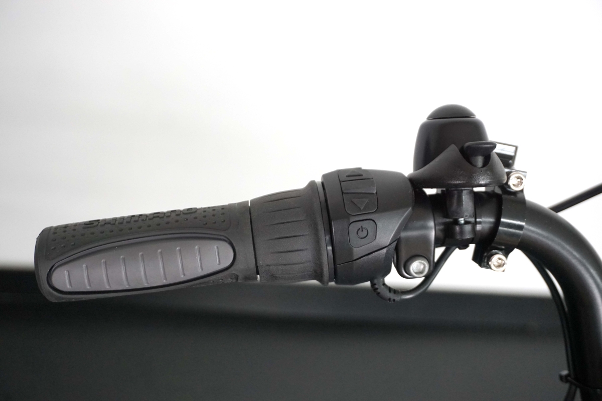 Ergonomischer Fahrradgriff mit Drehschalter, E-Bike-Powertaste und Klingel am rechten Lenkerende.