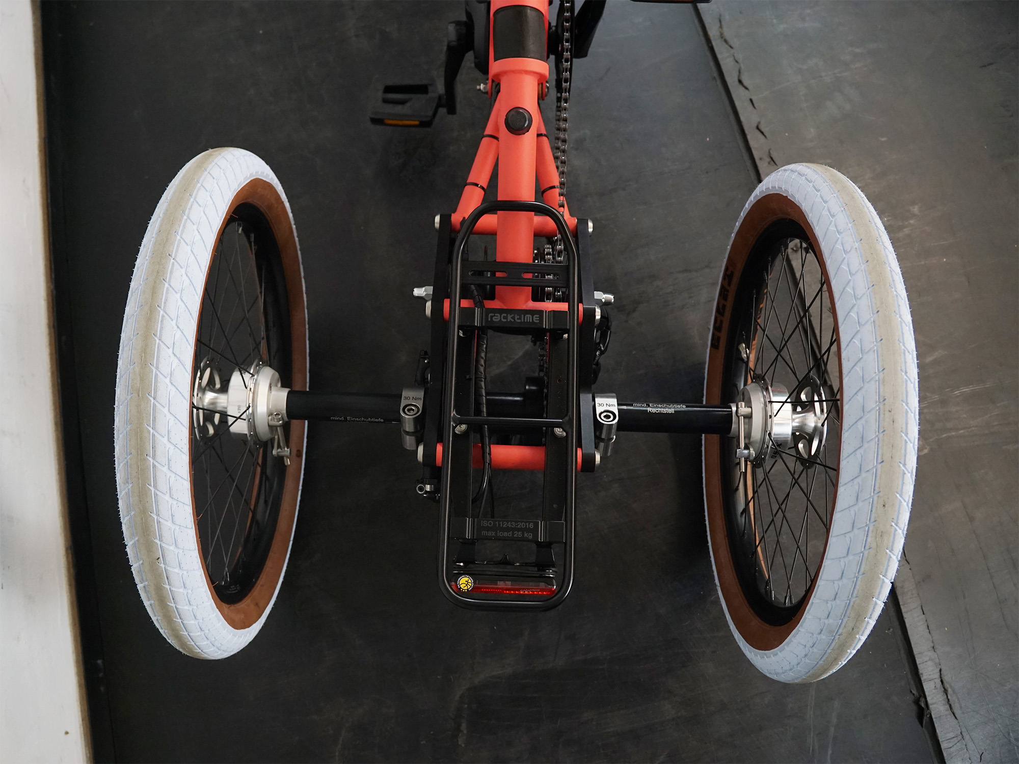 Zweirädrige Hinterachse eines Lastenrads mit Gepäckträger – stabile Bauweise und breite Bereifung.